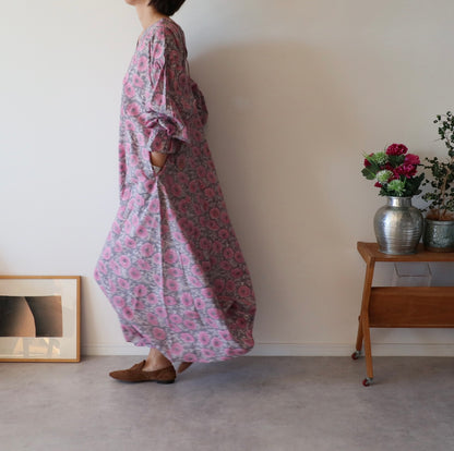 すっきりシルエットの裾揺れフレアワンピース【pink purple】