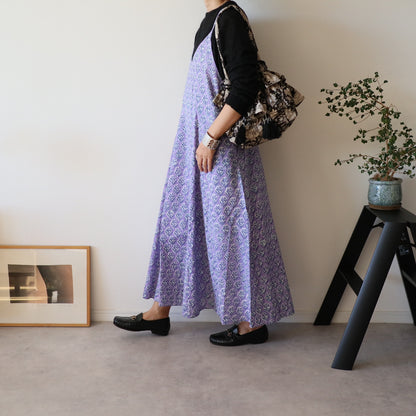 すっきりシルエットの裾ゆれフレアキャミワンピース【purple】