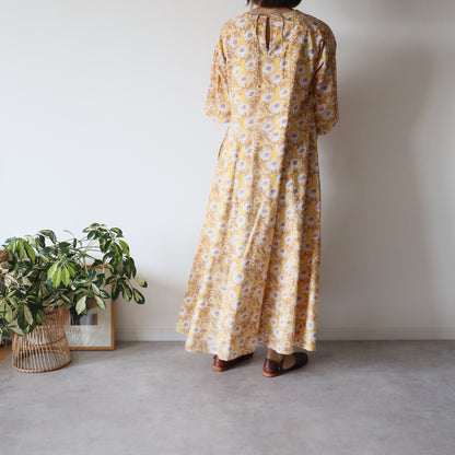 すっきりシルエットの裾揺れフレアワンピース【yellow】