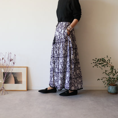 しなやかボリュームのティアードスカート -smoky navy-