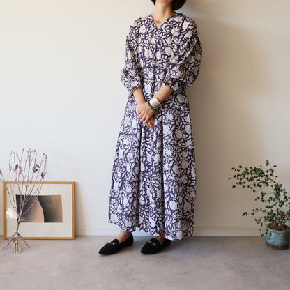 すっきりシルエットの裾揺れフレアワンピース 【smoky navy 鈴ver.】