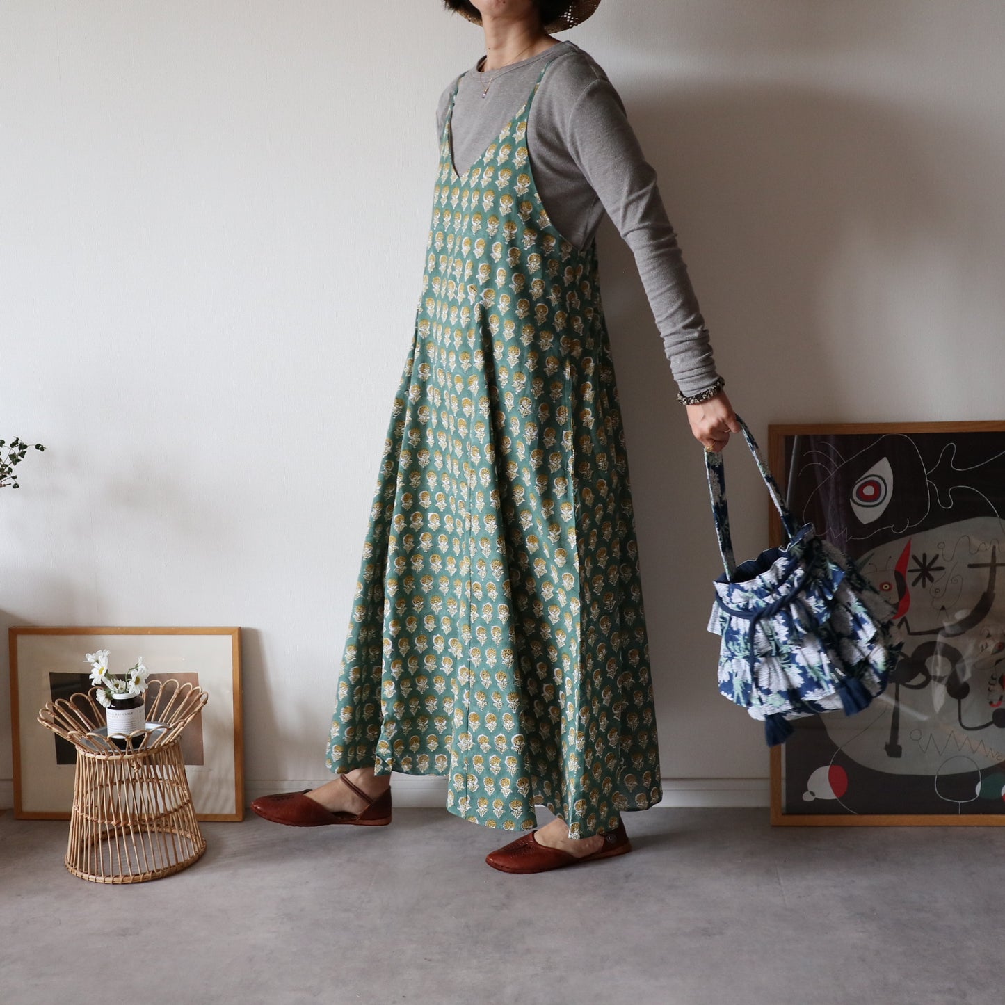 すっきりシルエットの裾ゆれフレアキャミワンピース【garden green】