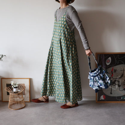 すっきりシルエットの裾ゆれフレアキャミワンピース【garden green】