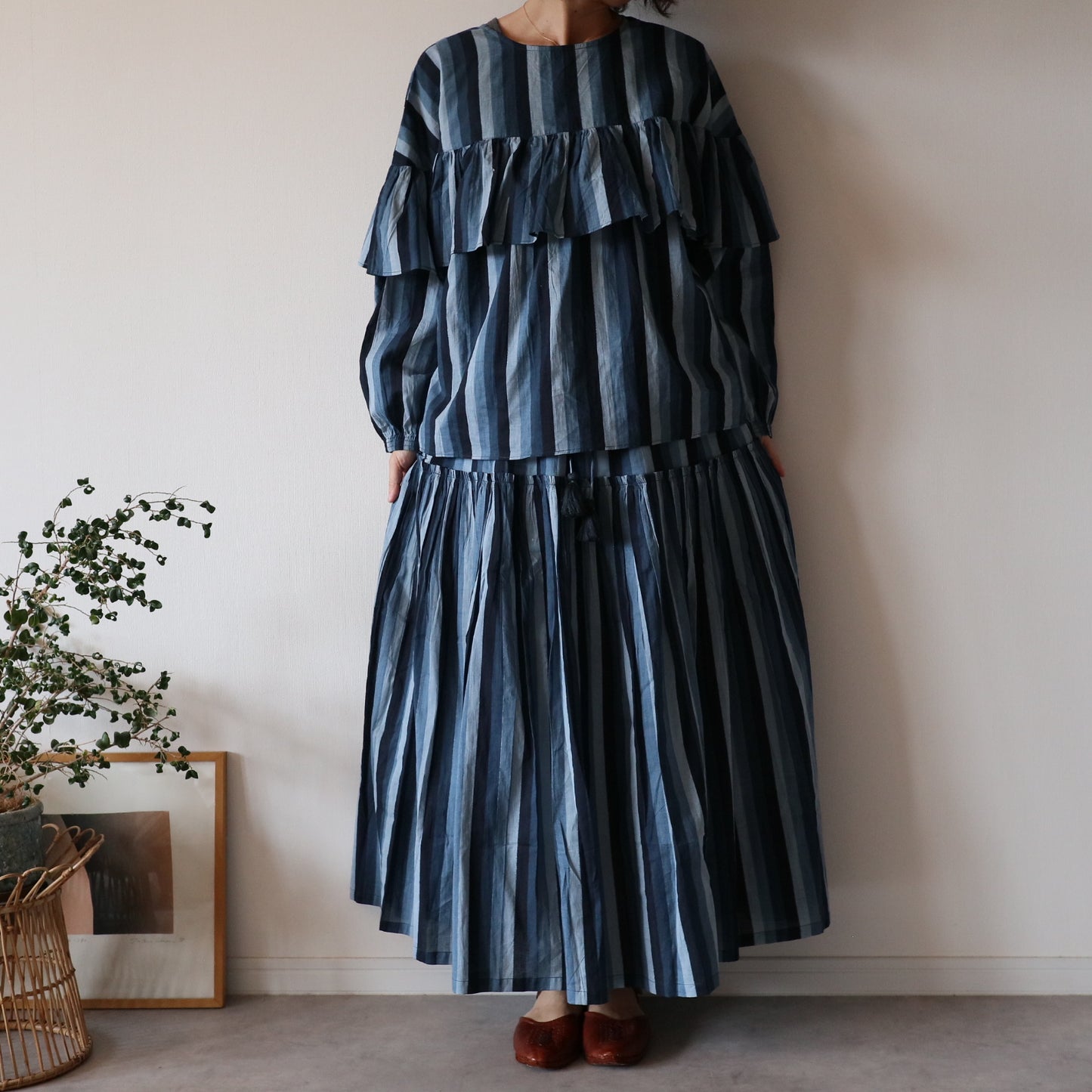 しなやかボリュームのティアードスカート -indigo stripe-