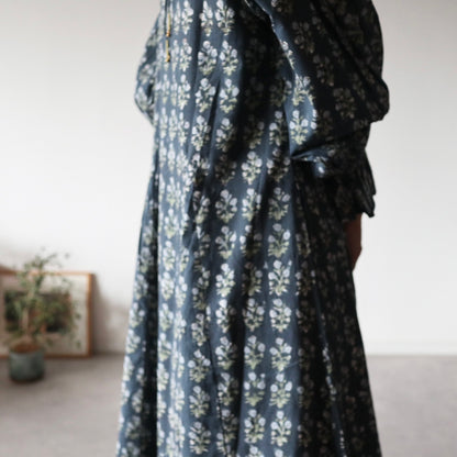 《即納》すっきりシルエットの裾揺れフレアワンピース【charcoal gray】