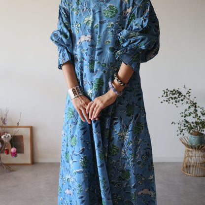すっきりシルエットの裾揺れフレアワンピース 【blue × green】