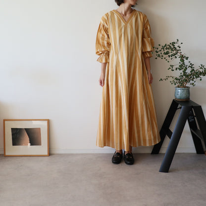 すっきりシルエットの裾揺れフレアワンピース 【mustard stripe】