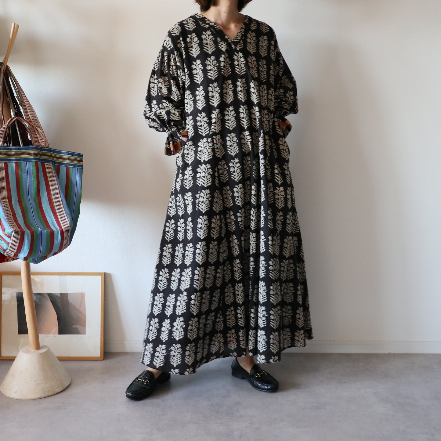 すっきりシルエットの裾揺れフレアワンピース【black】