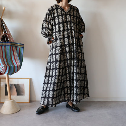 すっきりシルエットの裾揺れフレアワンピース【black】