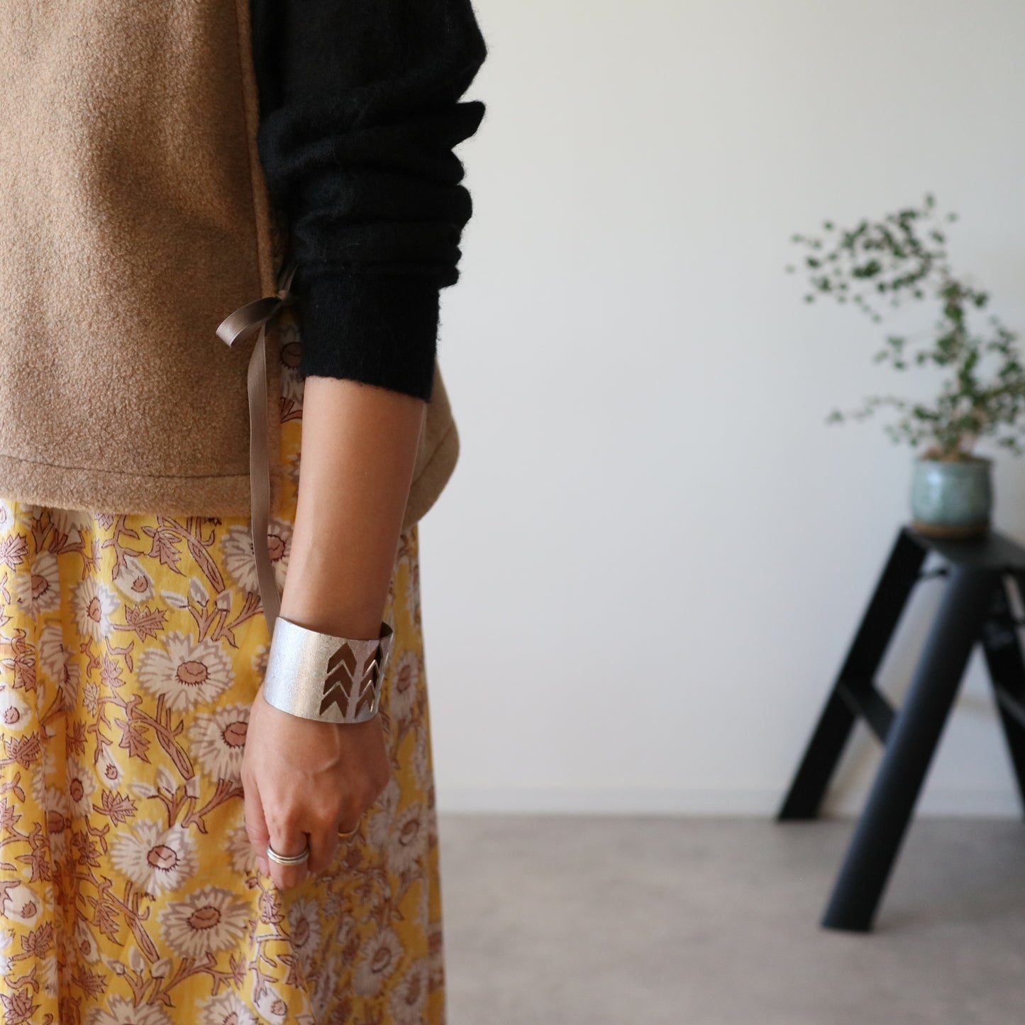 すっきりシルエットの裾ゆれフレアキャミワンピース【Yellow】