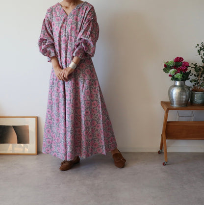 すっきりシルエットの裾揺れフレアワンピース【pink purple】