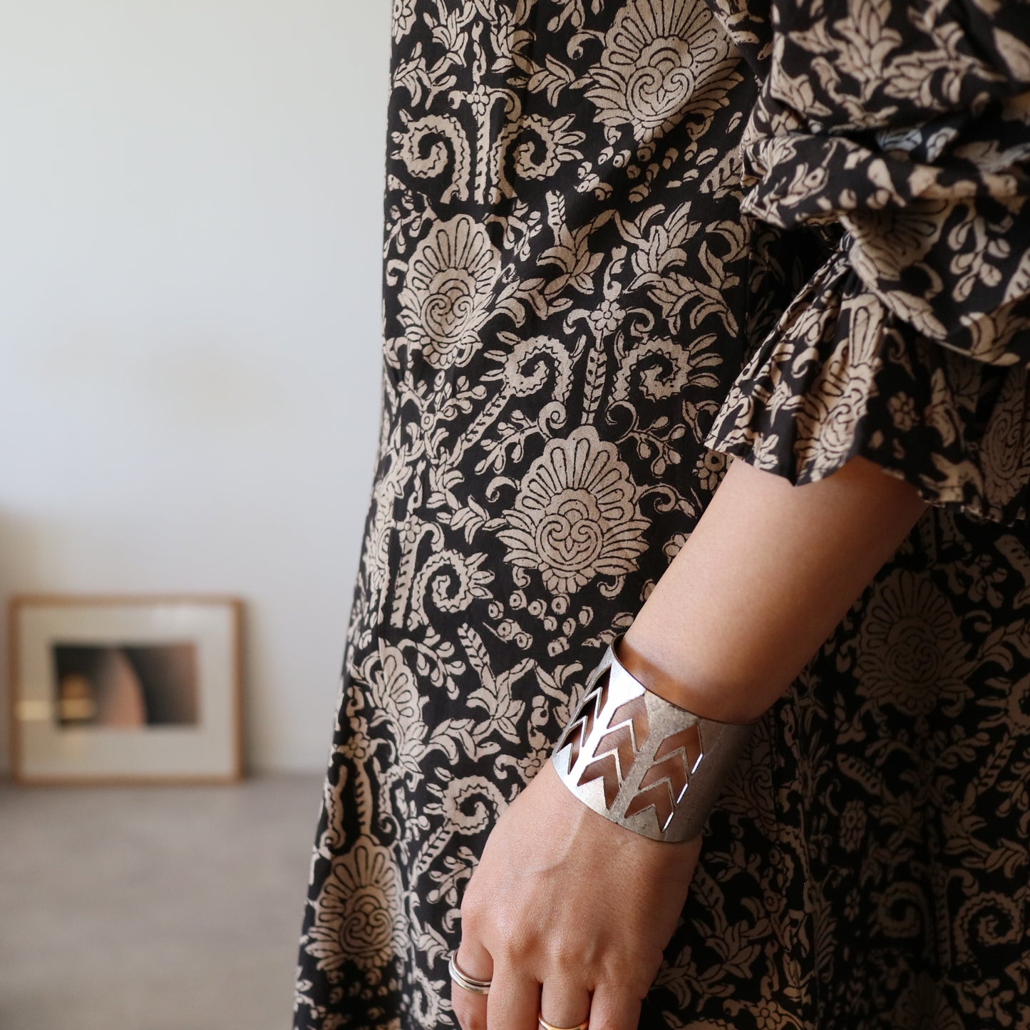 すっきりシルエットの裾揺れフレアワンピース 【black bell】