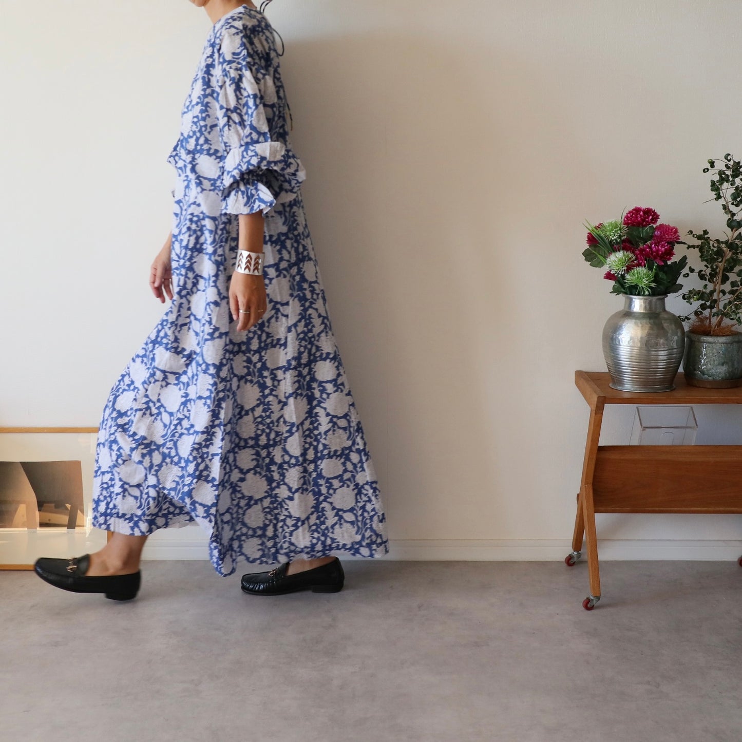 すっきりシルエットの裾揺れフレアワンピース【blue】