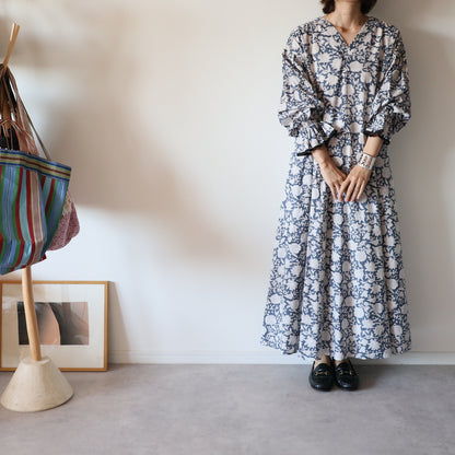 すっきりシルエットの裾揺れフレアワンピース【navy】