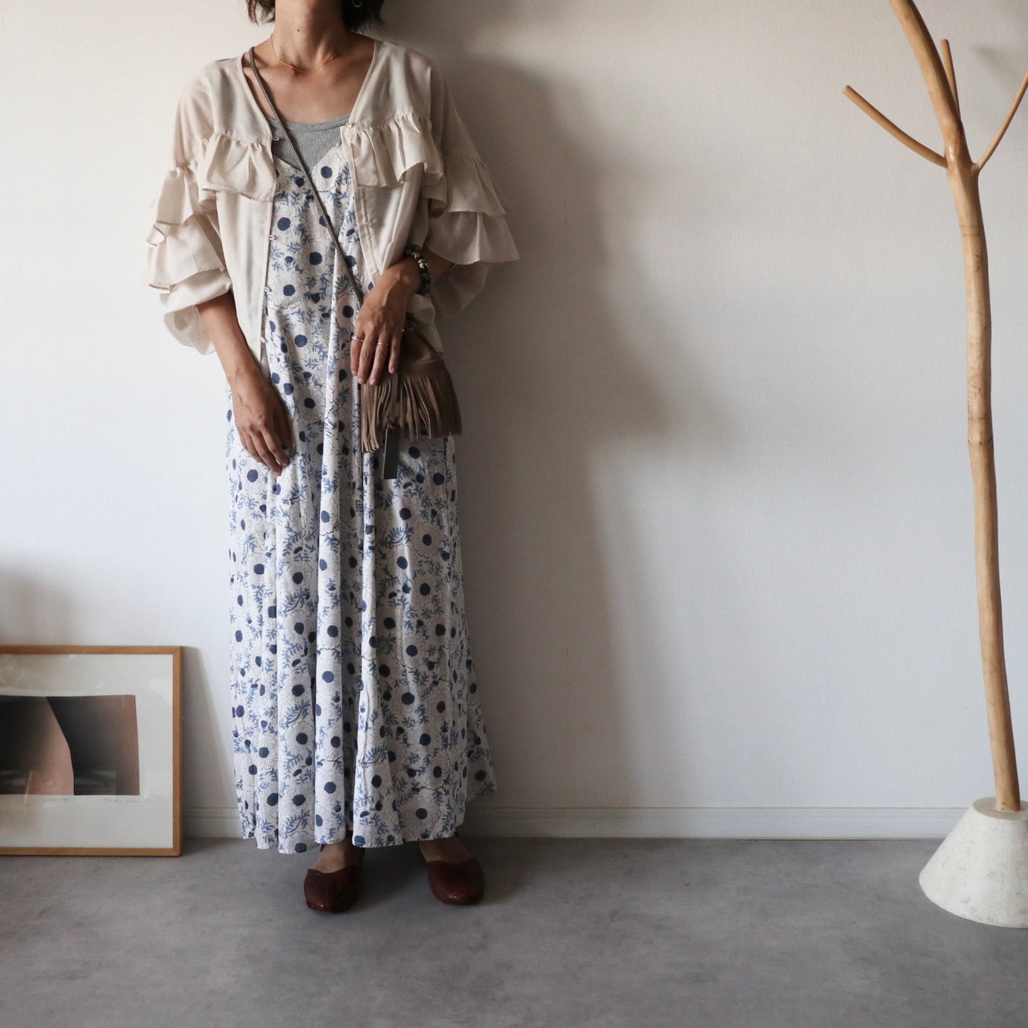 《即納》すっきりシルエットの裾ゆれフレアキャミワンピース【white】
