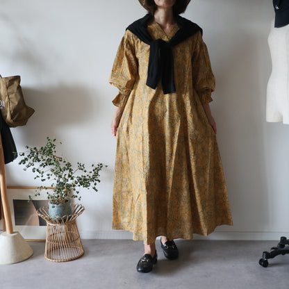 すっきりシルエットの裾揺れフレアワンピース 【mustard】