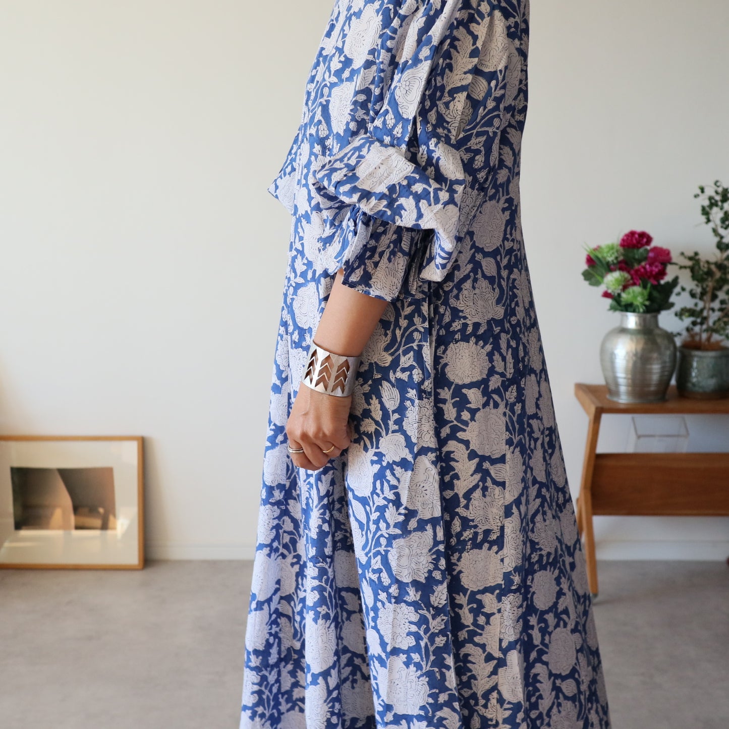 すっきりシルエットの裾揺れフレアワンピース【blue】