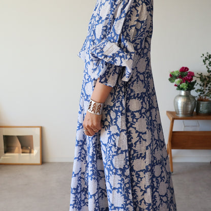 すっきりシルエットの裾揺れフレアワンピース【blue】