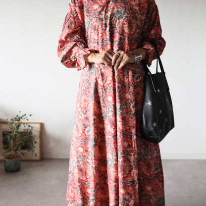 《new》すっきりシルエットの裾揺れフレアワンピース【pale red】