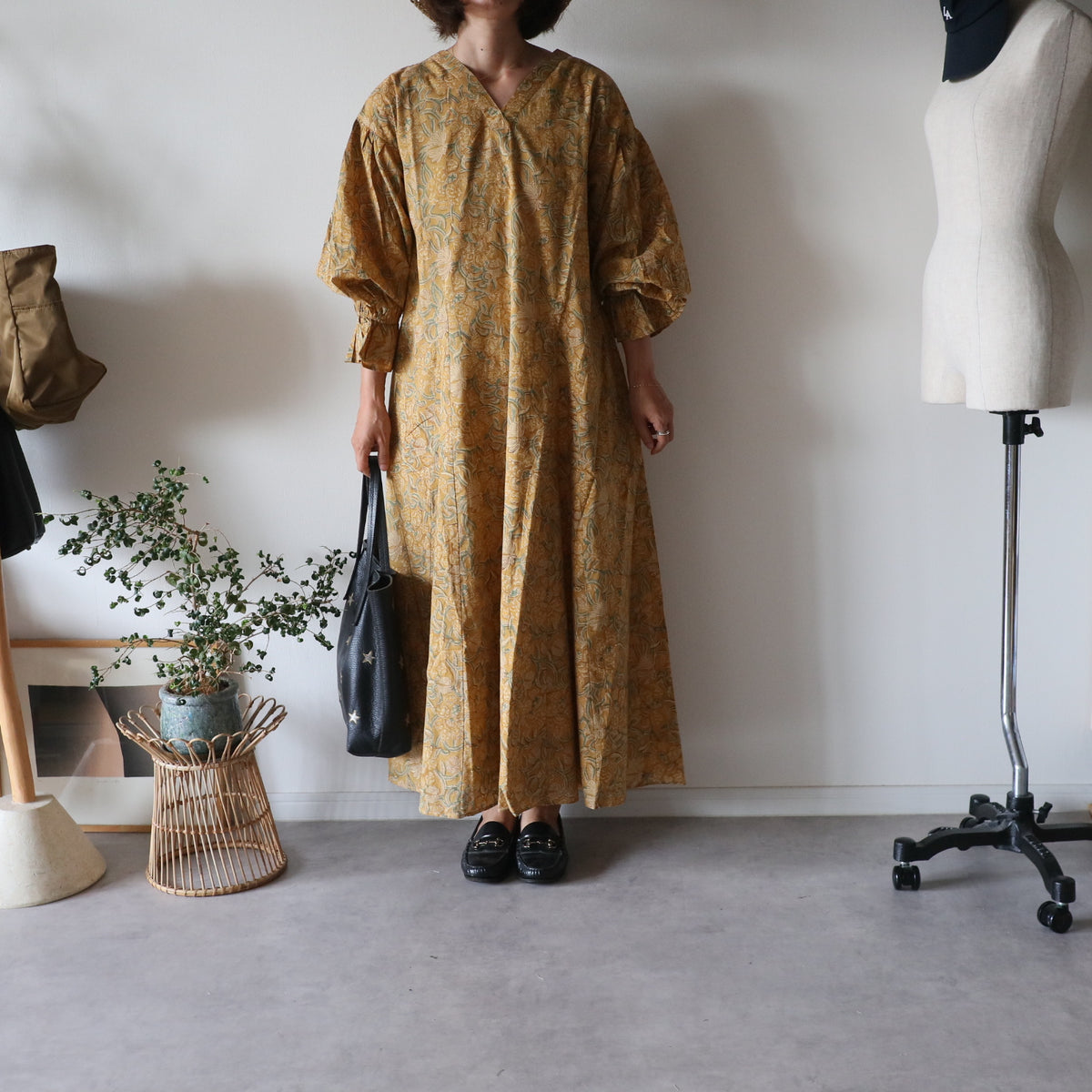 すっきりシルエットの裾揺れフレアワンピース 【mustard】