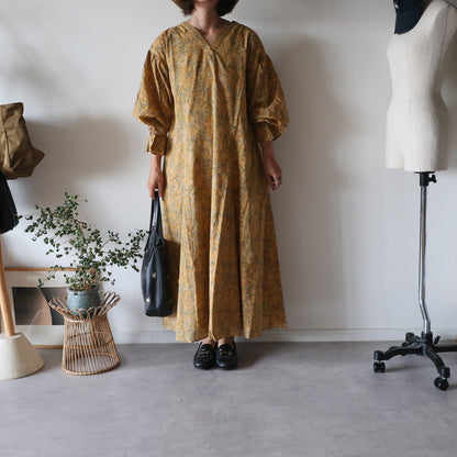 すっきりシルエットの裾揺れフレアワンピース 【mustard】