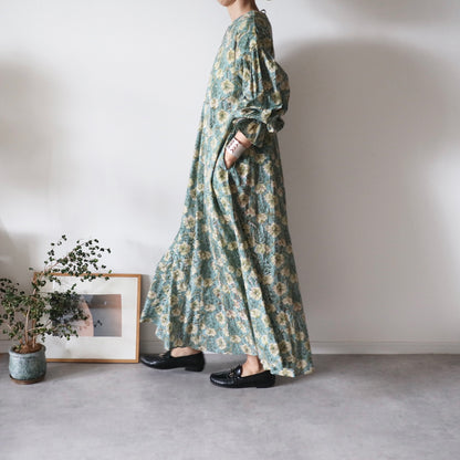《受注》すっきりシルエットの裾揺れフレアワンピース【light green】