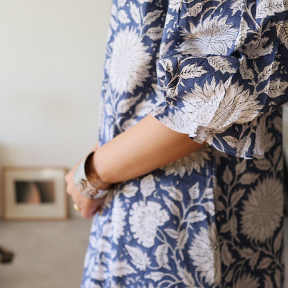 すっきりシルエットの裾揺れフレアワンピース 【blue × white flower】