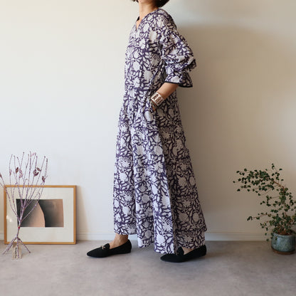 すっきりシルエットの裾揺れフレアワンピース 【smoky navy タッセルver.】