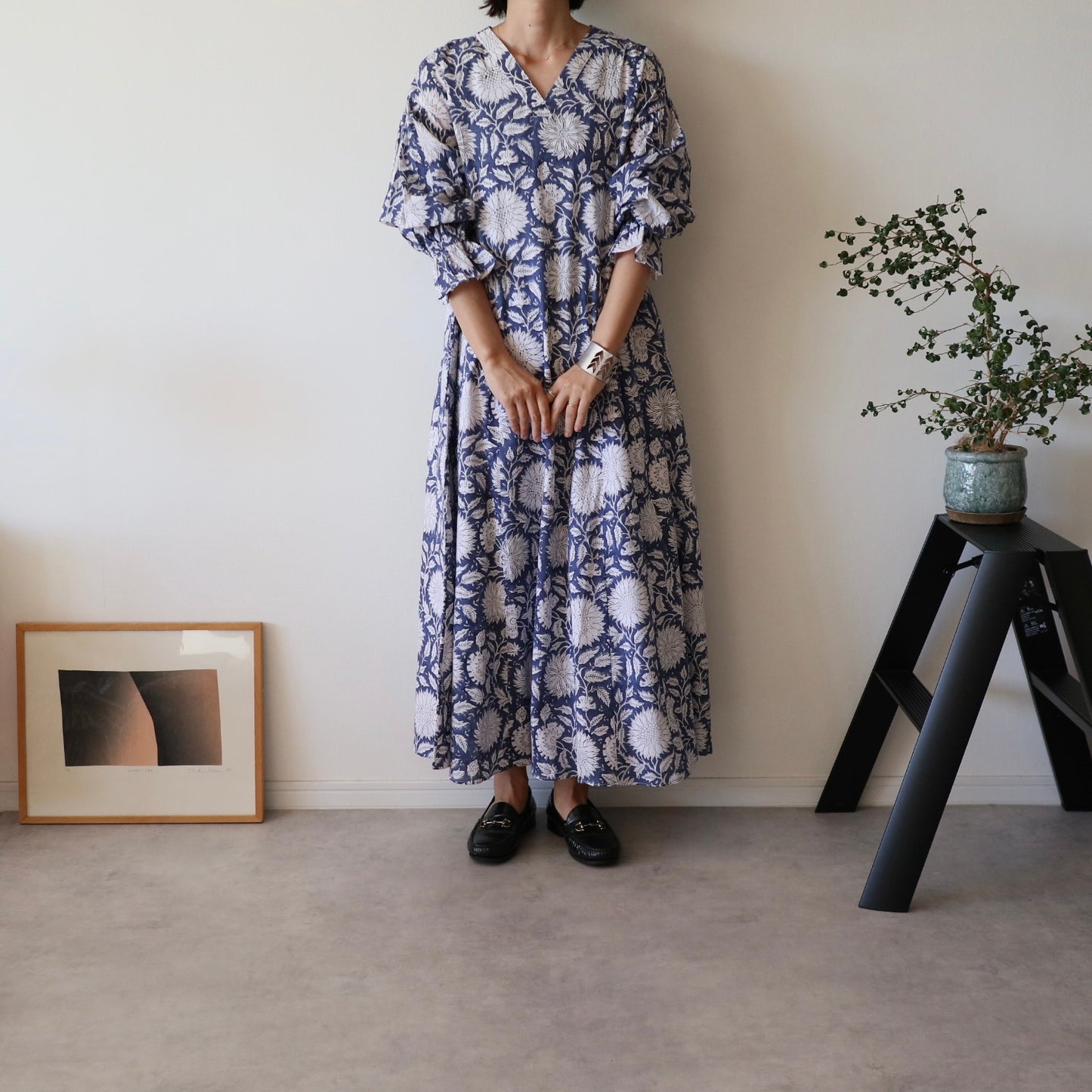 すっきりシルエットの裾揺れフレアワンピース 【blue × white flower】
