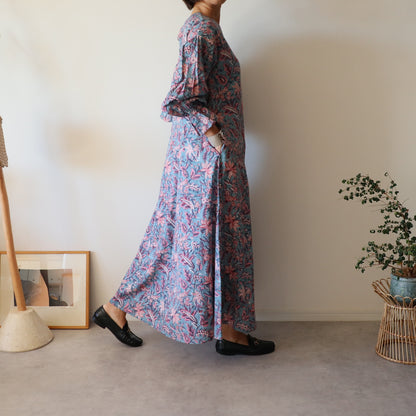 すっきりシルエットの裾揺れフレアワンピース【kusumi blue】