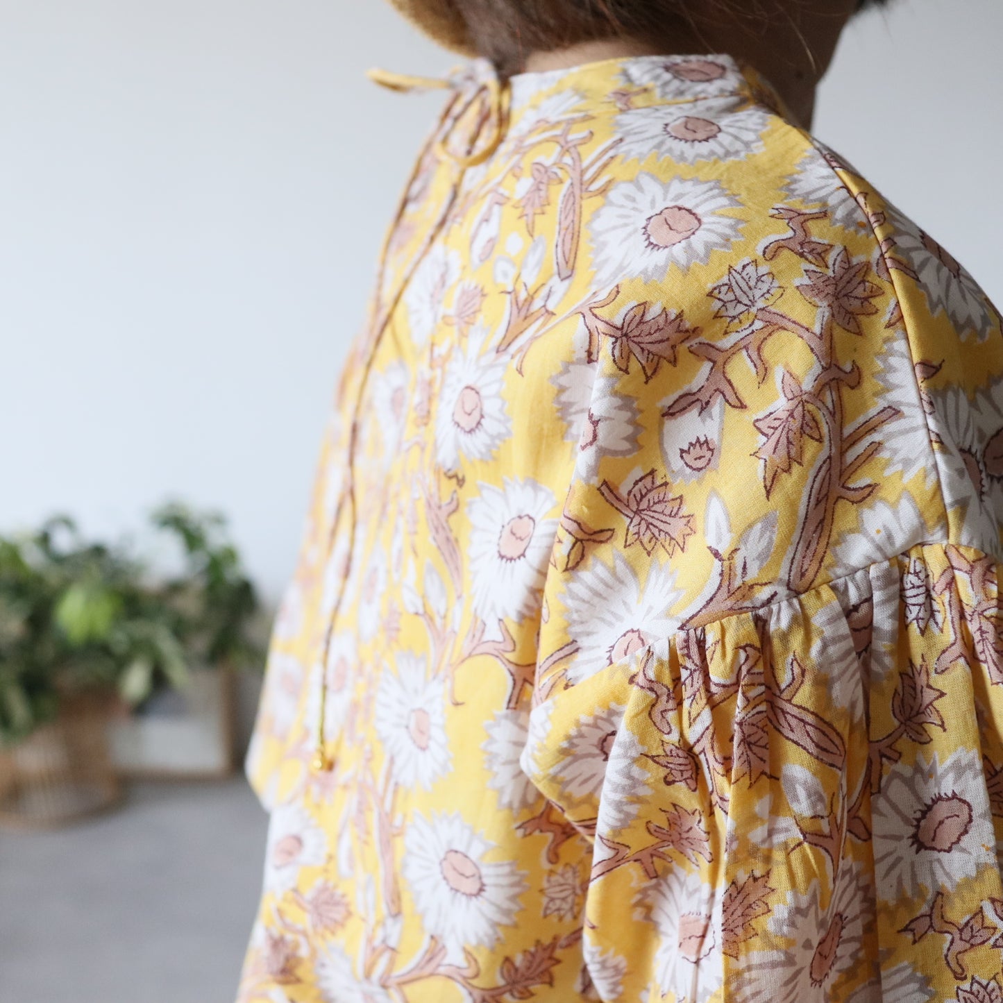 すっきりシルエットの裾揺れフレアワンピース【yellow】