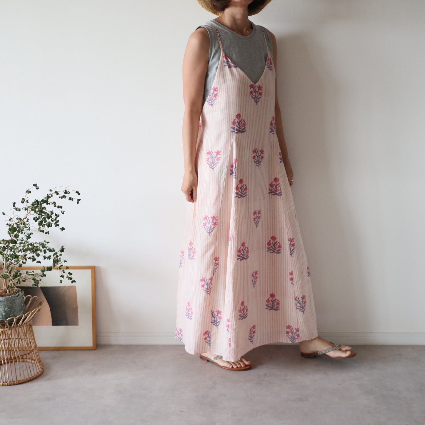 すっきりシルエットの裾ゆれフレアキャミワンピース【peach blossom】
