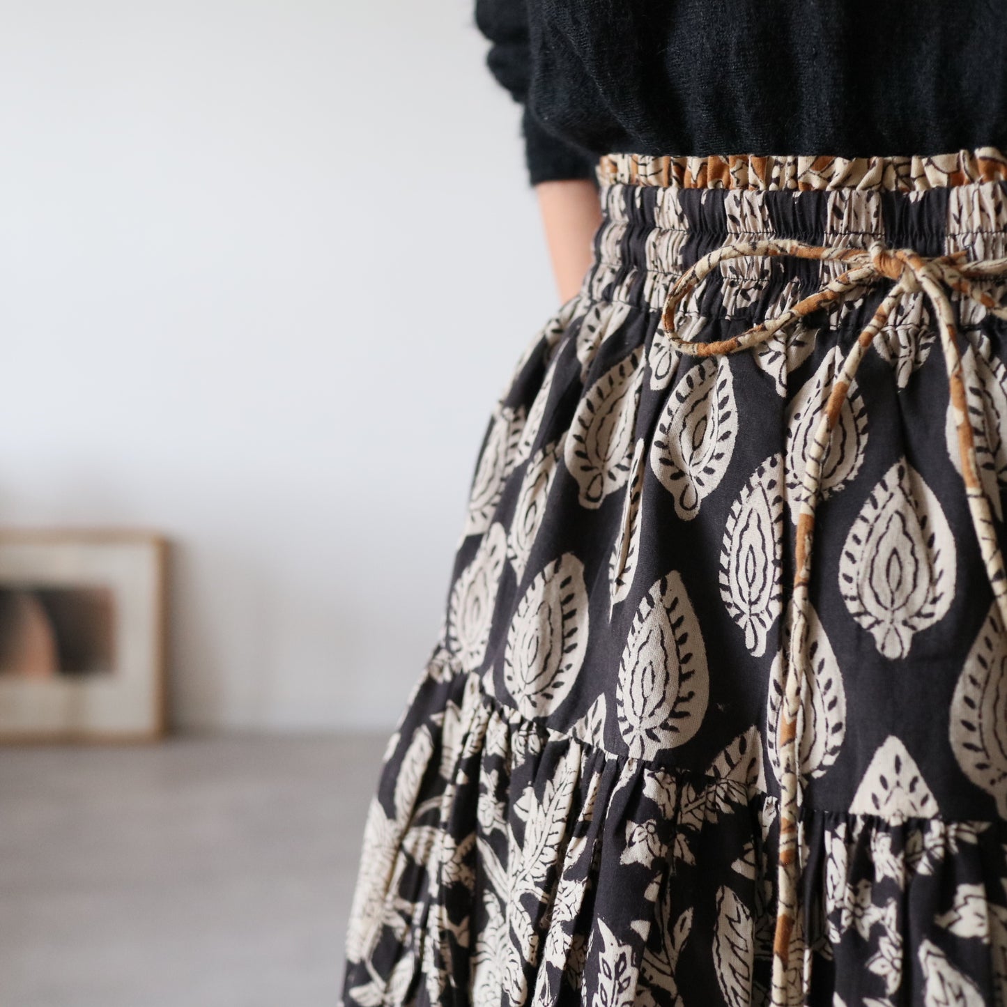 しなやかボリュームのティアードスカート -black×brown flower-