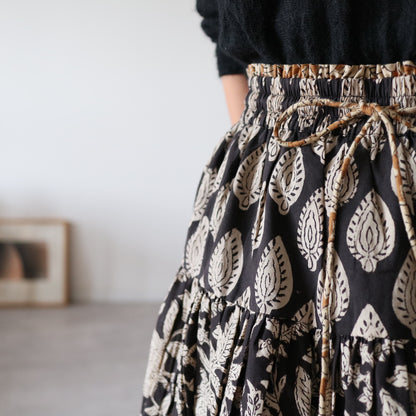 しなやかボリュームのティアードスカート -black×brown flower-