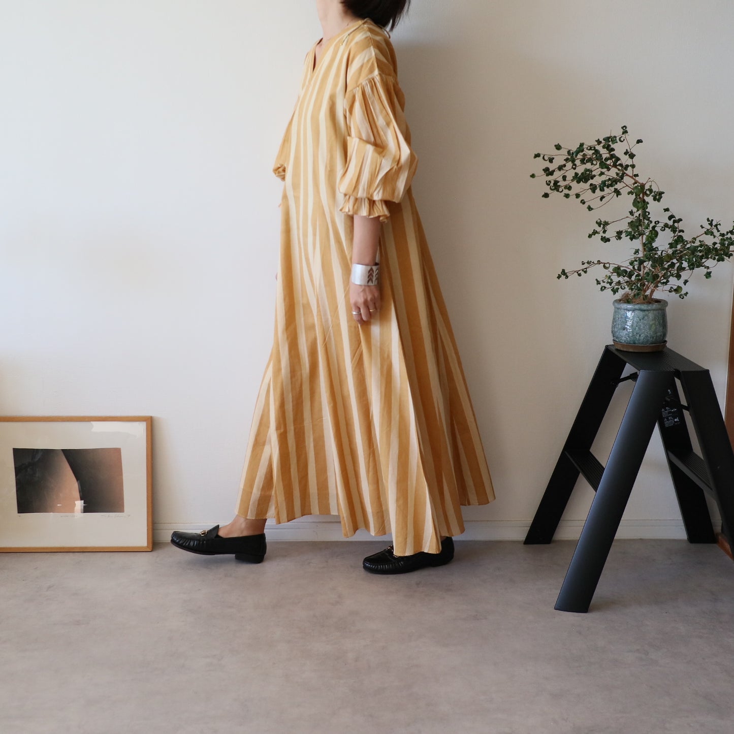 すっきりシルエットの裾揺れフレアワンピース 【mustard stripe】