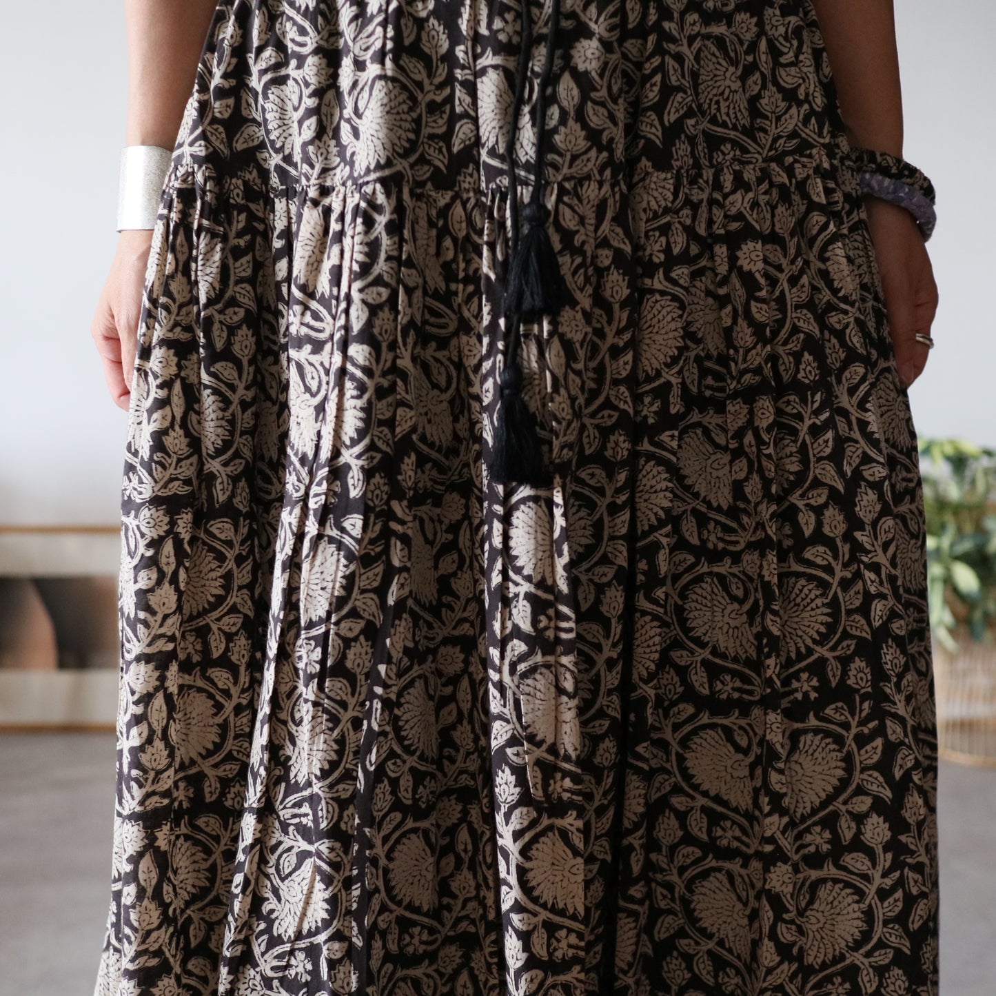 しなやかボリュームのティアードスカート -black-