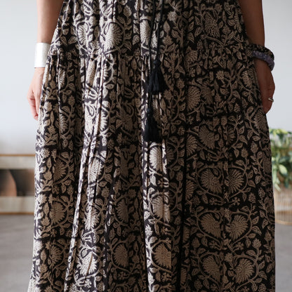 しなやかボリュームのティアードスカート -black-