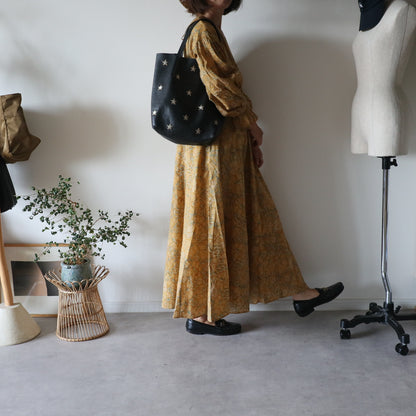 すっきりシルエットの裾揺れフレアワンピース 【mustard】