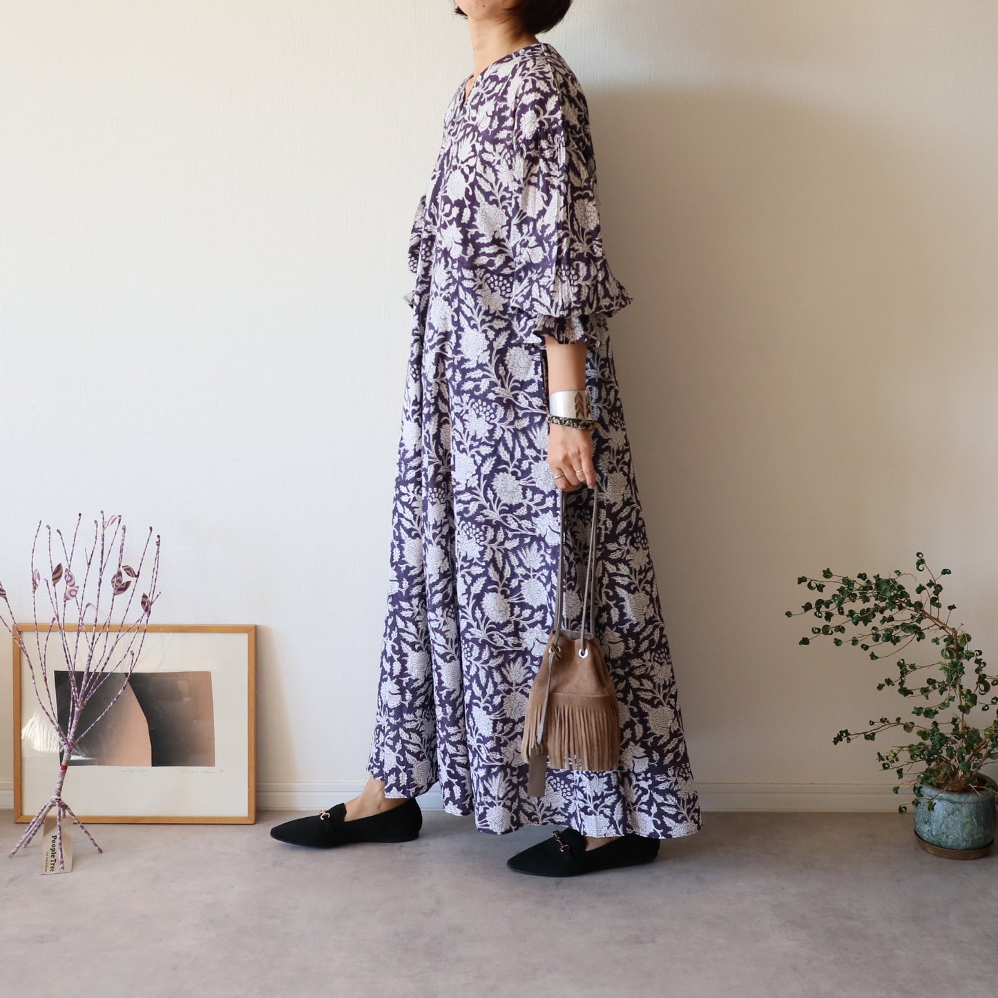 すっきりシルエットの裾揺れフレアワンピース 【smoky navy 鈴ver.】