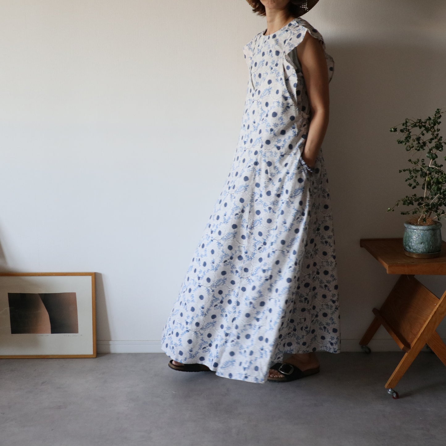 《即納》すっきりシルエットの裾ゆれフレアキャミワンピース【white】