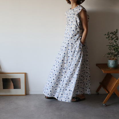 《即納》すっきりシルエットの裾ゆれフレアキャミワンピース【white】