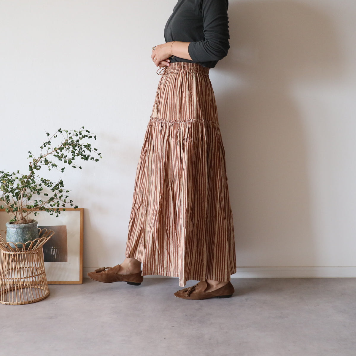 しなやかボリュームのティアードスカート -brown stripe-