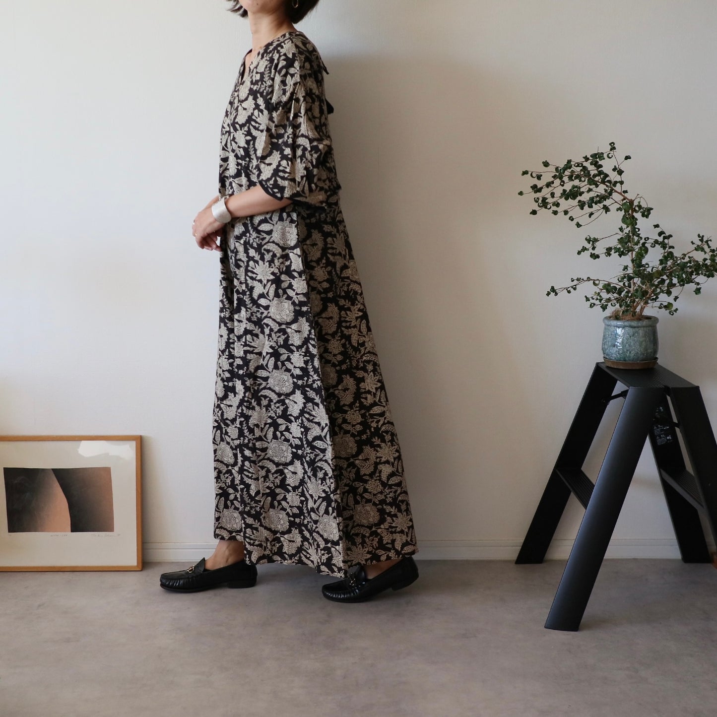 すっきりシルエットの裾揺れフレアワンピース 【black tassel】