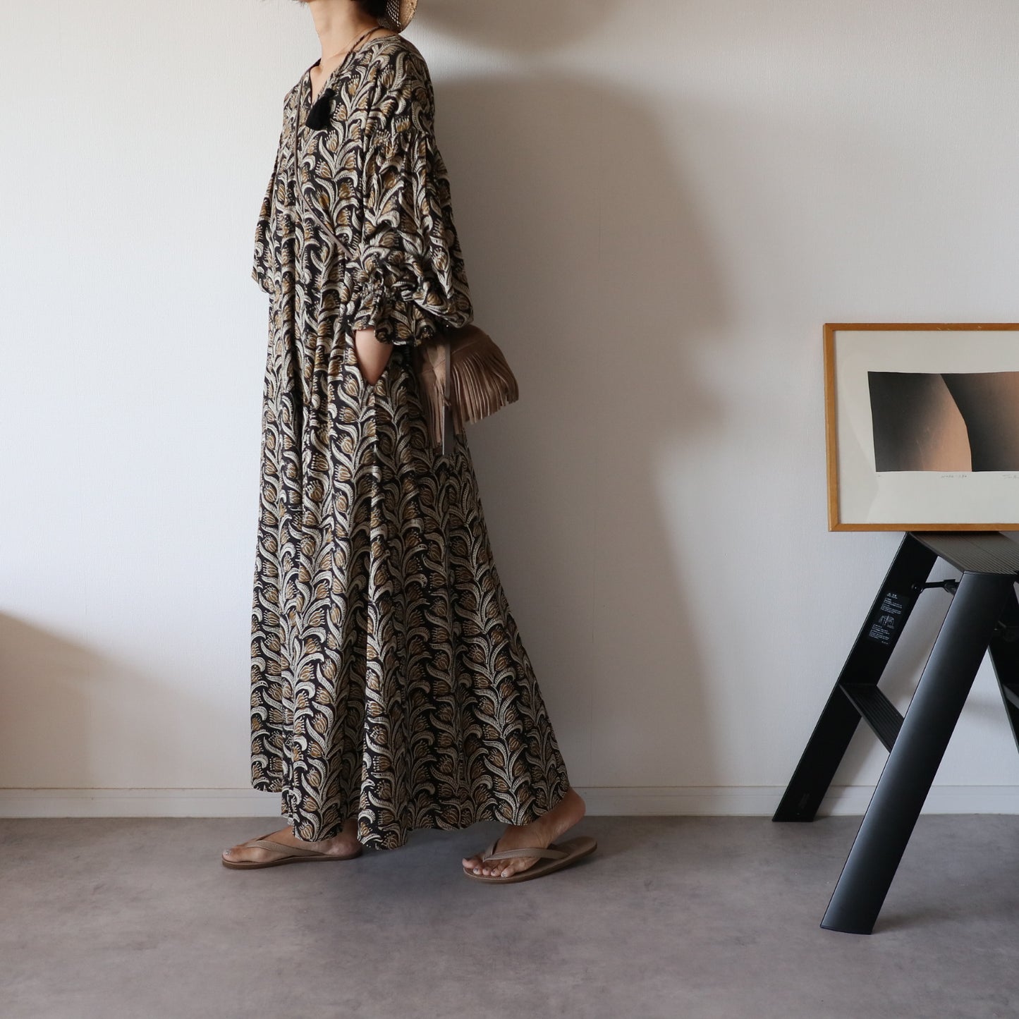 すっきりシルエットの裾揺れフレアワンピース【black＆brown】