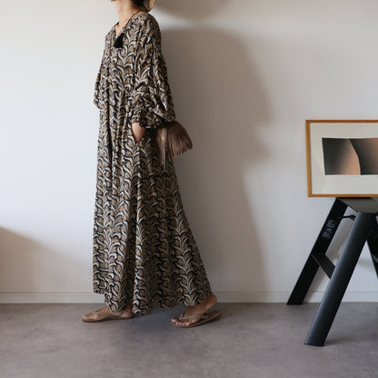 すっきりシルエットの裾揺れフレアワンピース【black＆brown】