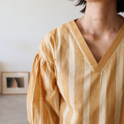 すっきりシルエットの裾揺れフレアワンピース 【mustard stripe】