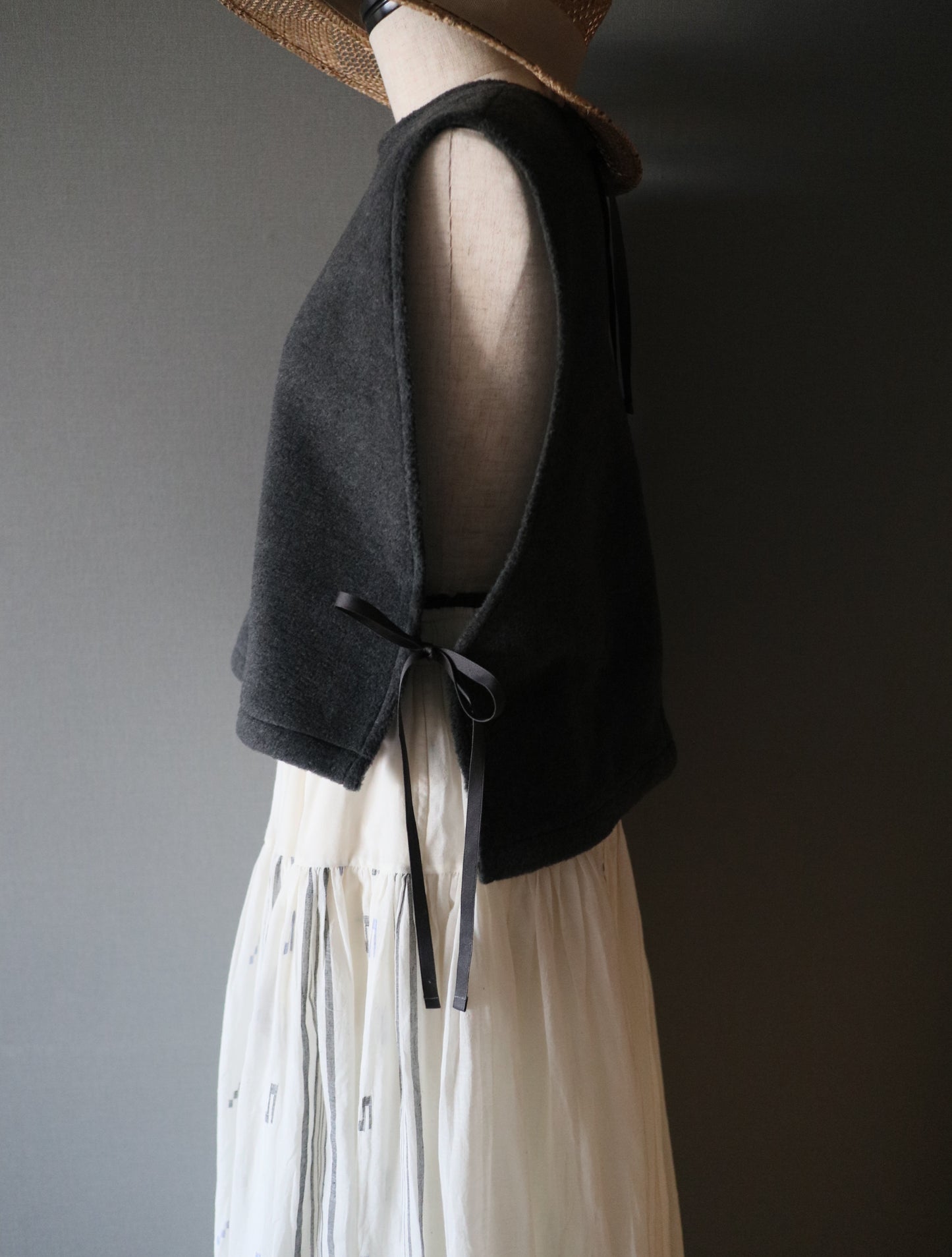 ふんわりあたたか side ribbon vest【charcoal】