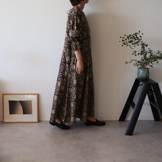 すっきりシルエットの裾揺れフレアワンピース 【black bell】