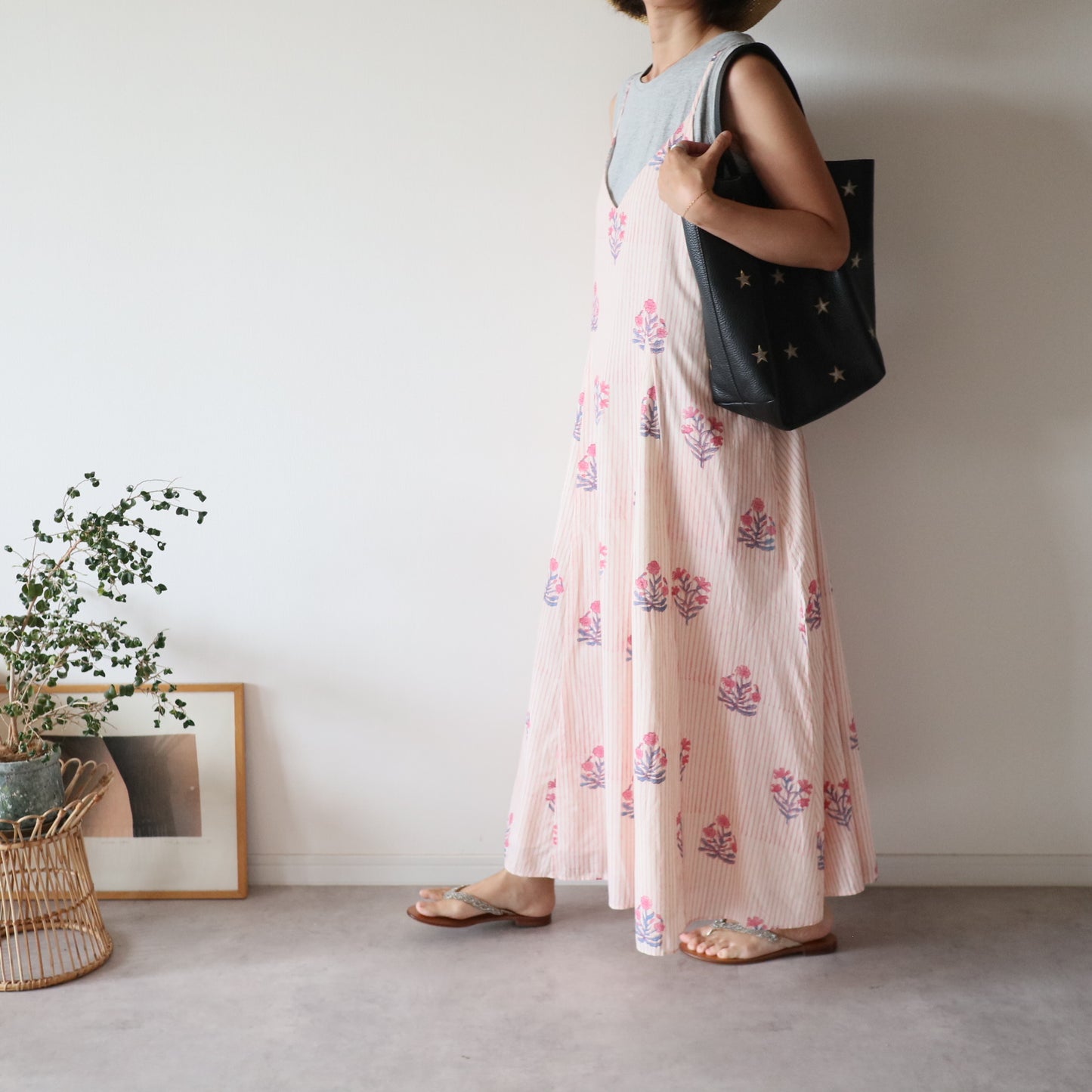 すっきりシルエットの裾ゆれフレアキャミワンピース【peach blossom】
