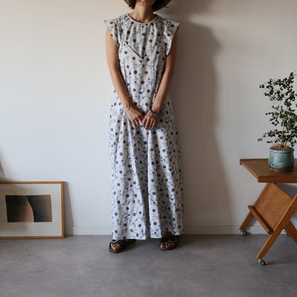 《即納》すっきりシルエットの裾ゆれフレアキャミワンピース【white】